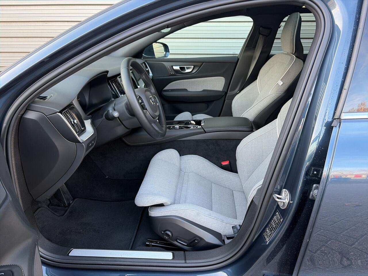 Volvo V60 T6 350PK Automaat Recharge AWD Plus Bright | ACC | Panoramadak | 360 camera | Stuurverwarming | 19"LMV | Elektr. stoel