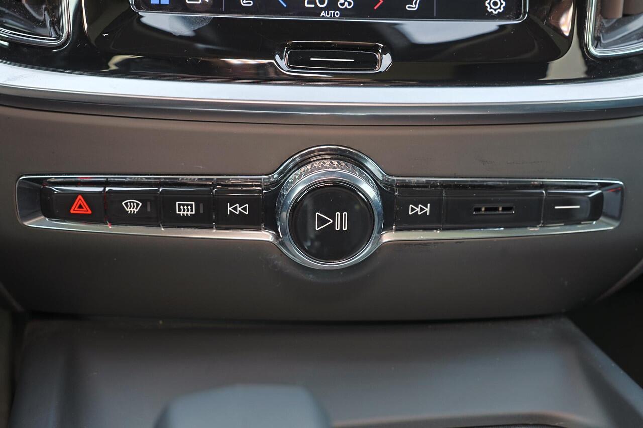 Volvo V60 B4 Plus Dark - Panorama/schuifdak - IntelliSafe Assist & Surround - 360º Camera - Harman/Kardon audio - Adaptieve LED koplampen - Verwarmde voorstoelen, stuur & achterbank - Parkeersensoren voor & achter - Elektr. bedienb. voorstoelen met geheugen - Draad