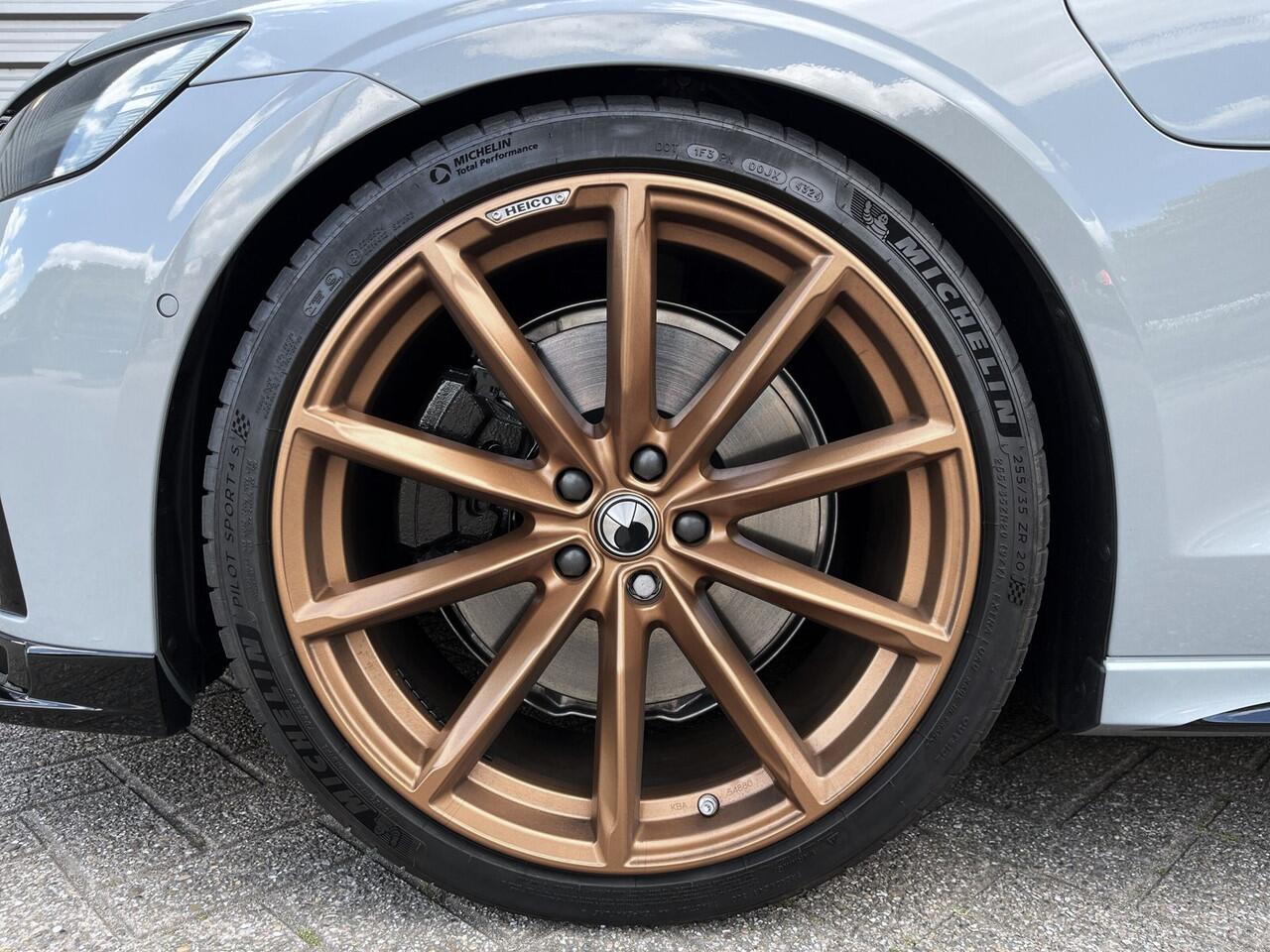 Volvo V60 T6 Plug-in hybrid AWD Plus Dark / Custom made Black Sheep uitvoering / 20" Heico matt Bronze / Heico verlaagd / Geventileerd Amber Leder /