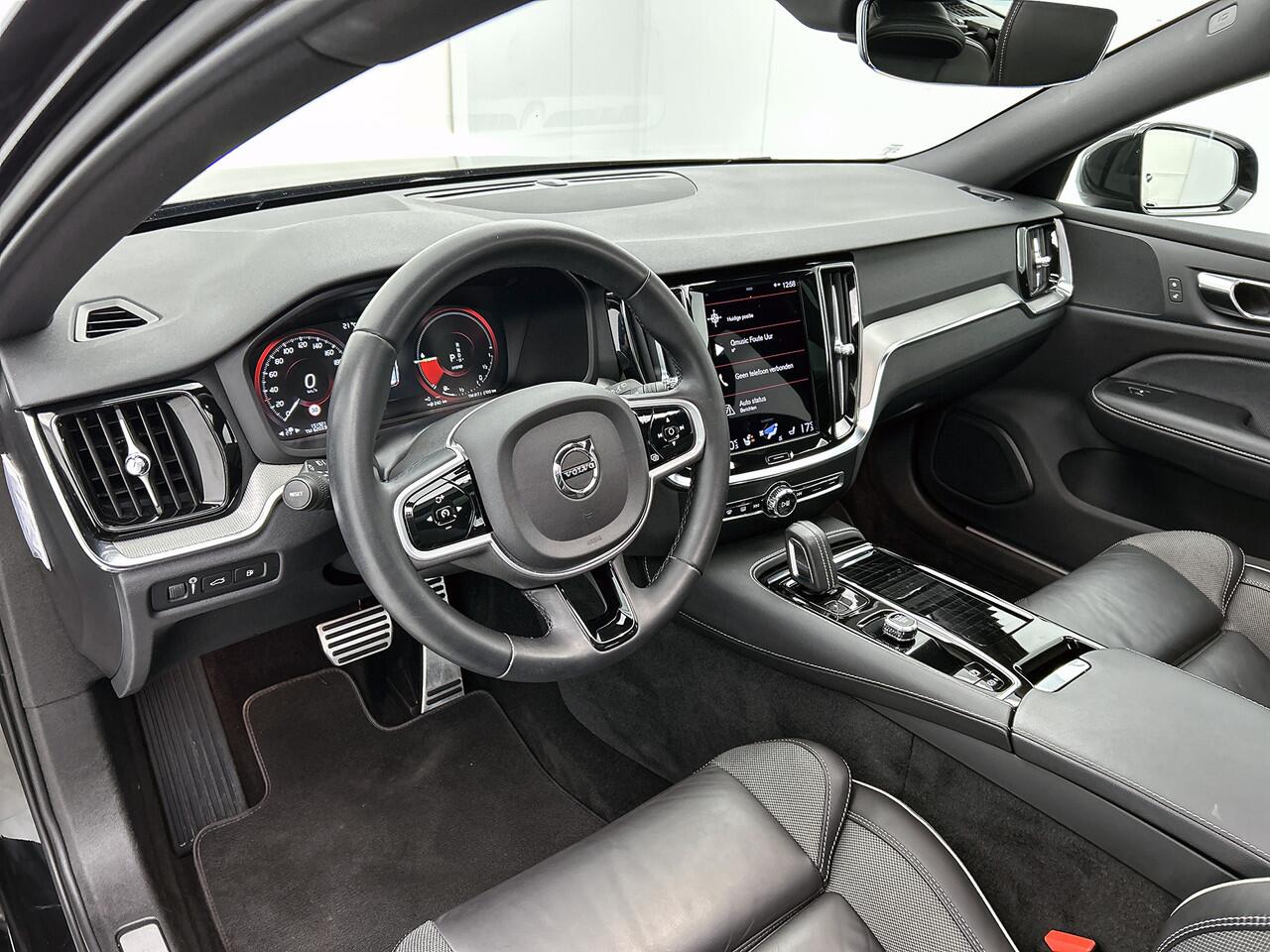 Volvo V60 2.0 T8 Hybride SOH 94% AWD R-Design / Panoramadak / Leder / Navigatie / Adap. Cruise / Pdc.V+A / Stuur- Stoelverwarming / Apk nieuw