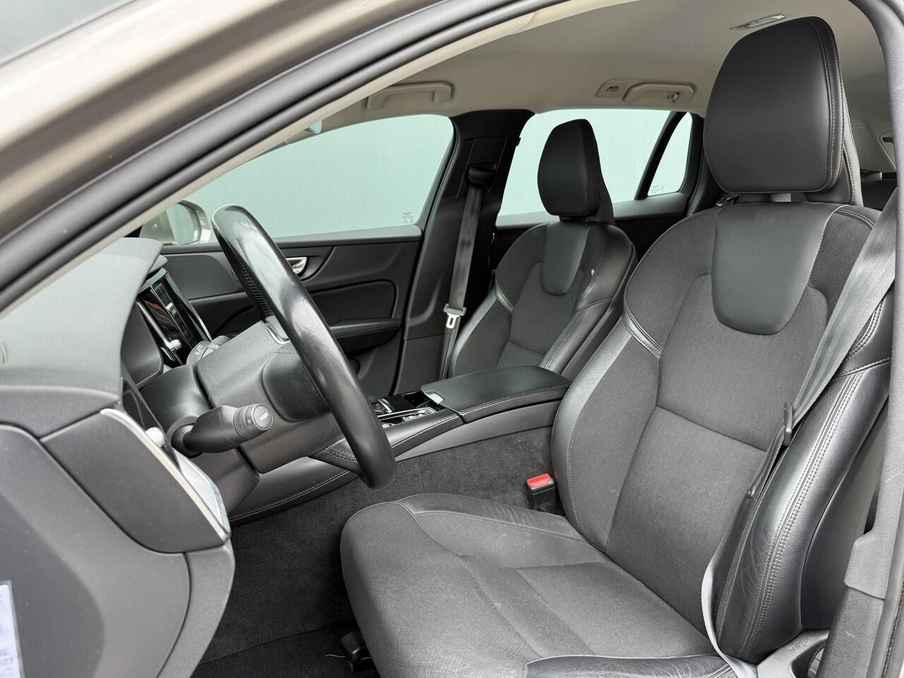 Volvo V60 BWJ 2020 2.0 T6 291 PK Twin Engine AWD Momentum Pro AUTOMAAT | TREKHAAK | STOEL + STUURVER. | FULL LED | HALF LEDER | ADAPTIVE CRUISE | CARPLAY + ANDROID | ELEKTR. ACHTERKLEP | NAVI | CLIMA | LMV | PDC