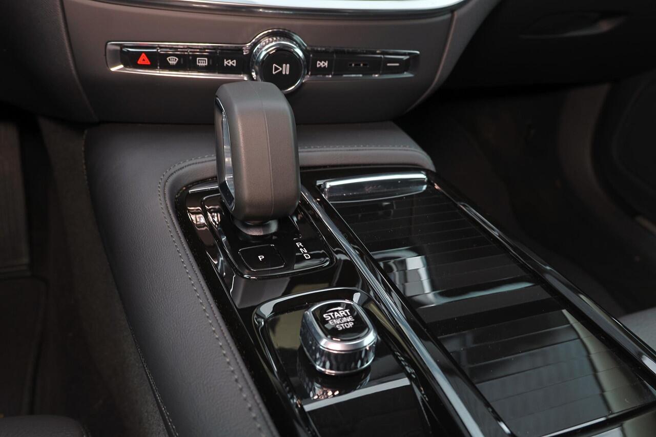 Volvo V60 T6 Recharge AWD Plus Dark - IntelliSafe Assist & Surround - 360º Camera - Harman/Kardon audio - Adaptieve LED koplampen - Verwarmde voorstoelen, stuur & achterbank - Parkeersensoren voor & achter - Elektr. bedienb. voorstoelen met geheugen - Extra getint 