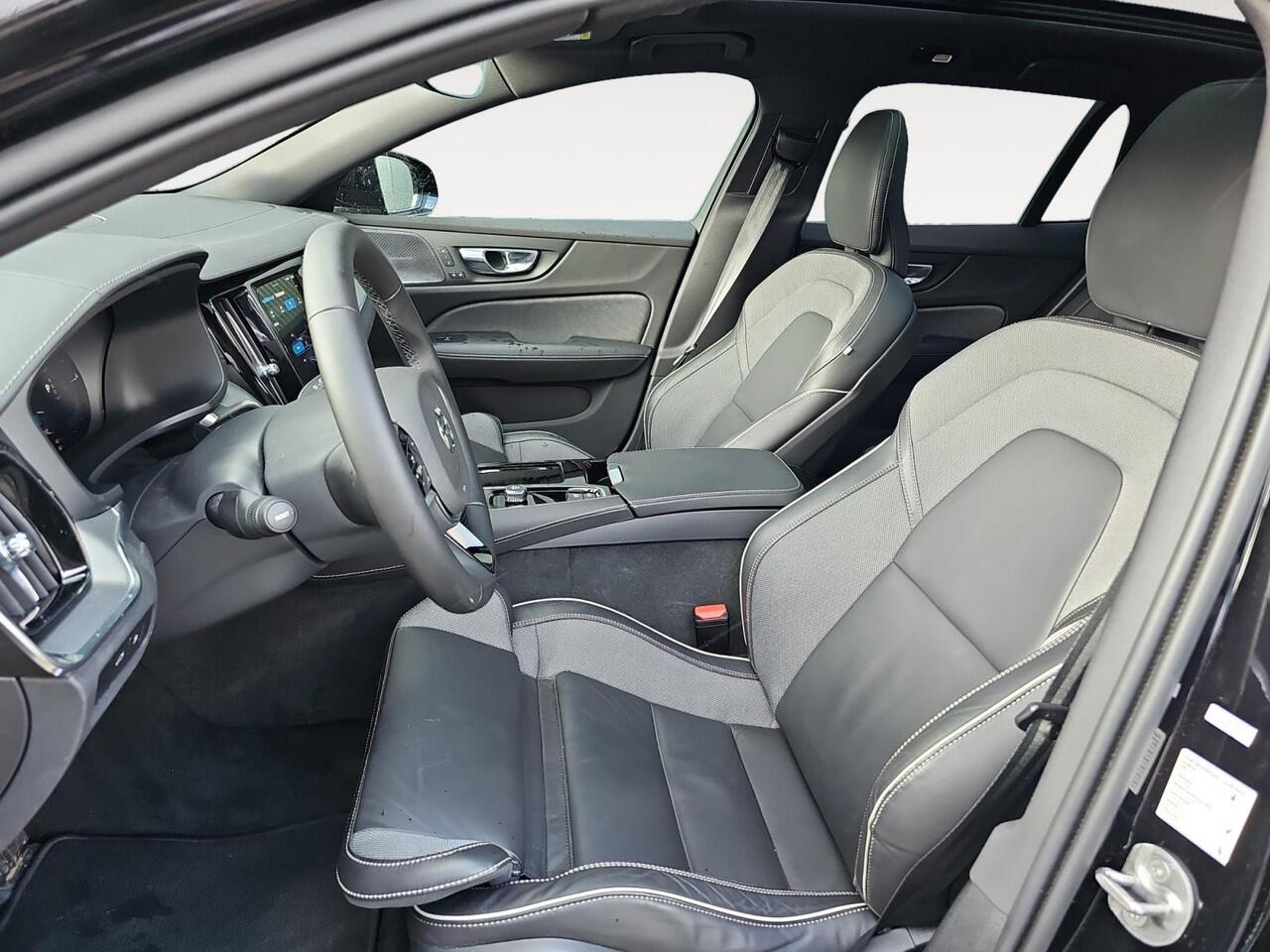 Volvo V60 2.0 T6 Plug-in hybrid AWD Ultra Dark | Sportstoelen | Head-up display | Panoramadak | Gelamineerde zijruiten |