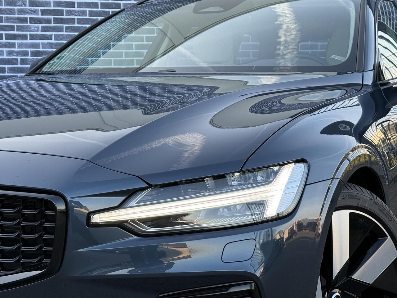 Volvo V60 2.0 T6 Plug-in hybrid AWD Plus Dark | Blond leder | Long range |19" Diamond cut velgen | Trekhaak | Harman/Kardon | Adaptieve Cruise Controle | Blis | Leder | Stoel+Stuur verwarming |