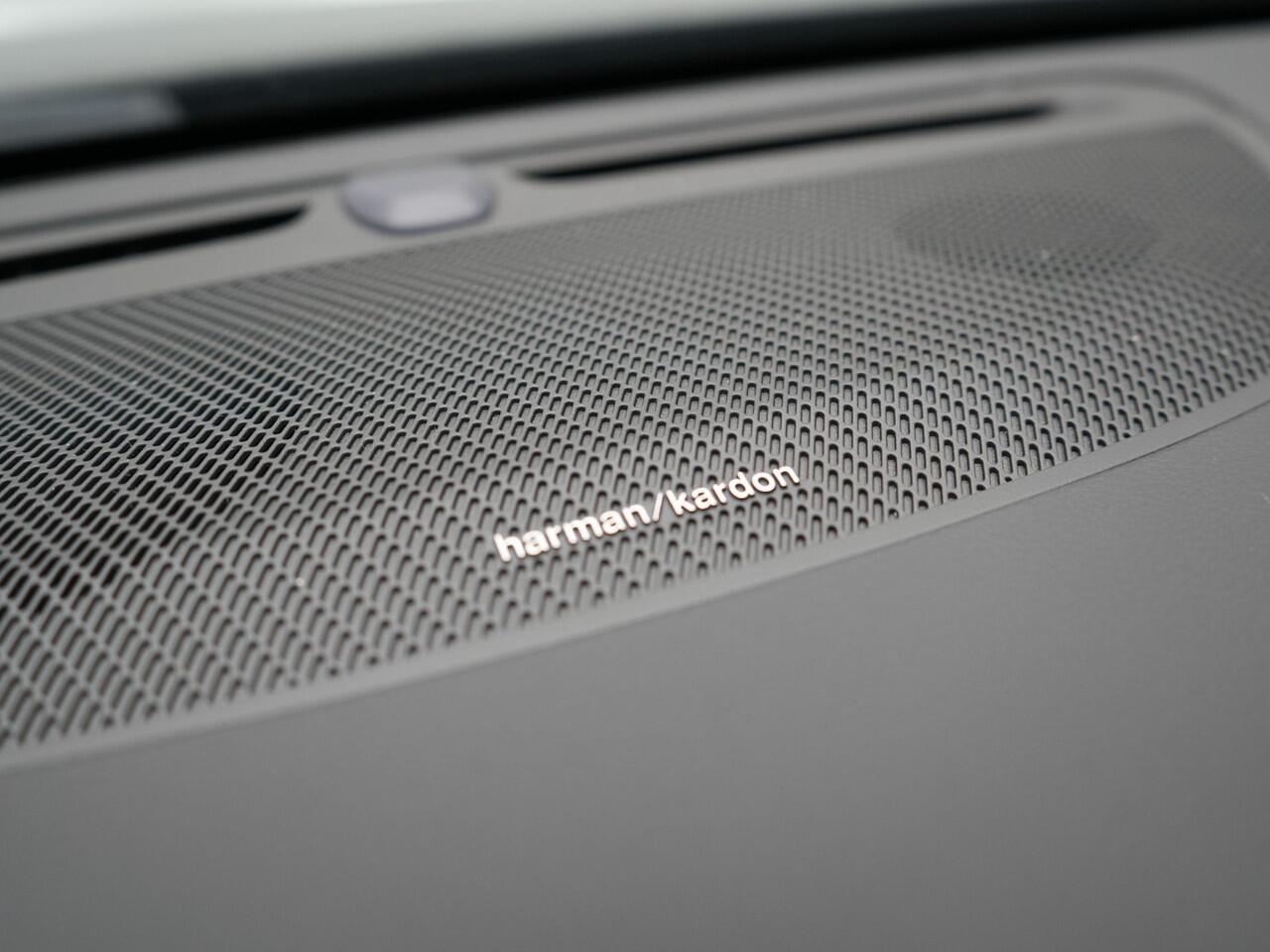 Volvo V60 T6 Recharge AWD R-Design LONG RANGE Plug In Hybrid Dealer O.H. PHEV | Panodak | Lederen Sportstoelen Memory | Harman Kardon | Apple Carplay | Navigatie | Camera | L.M. 19" | DAB | Virtual |