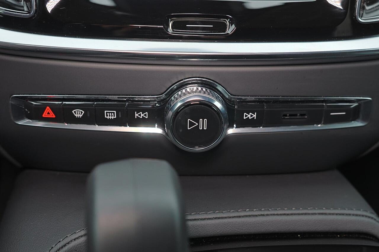 Volvo V60 T6 Recharge AWD Core - Parkeercamera achter - Verwarmde voorstoelen, stuur & achterbank - Parkeersensoren voor & achter - Cruise control - High Performance audio - Extra getint glas - 18' LMV