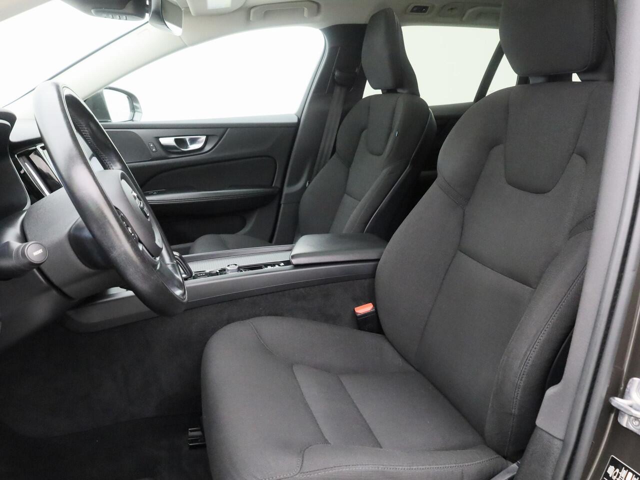 Volvo V60 2.0 B3 Momentum | PANO | CAMERA | ADAPTIVE | STOEL- EN STUURVERW. | TREKHAAK