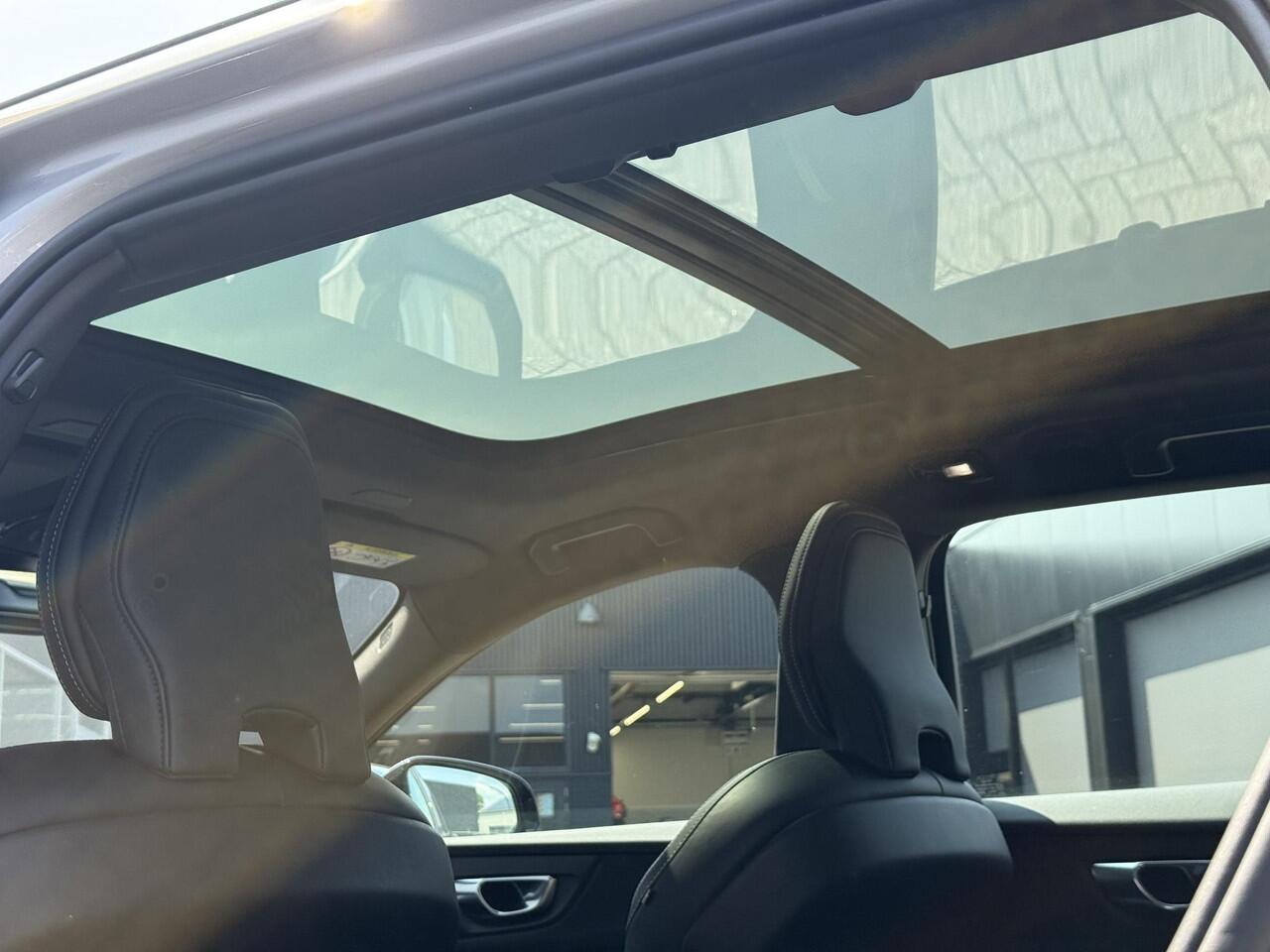 Volvo V60 T6 Automaat Recharge Plus Dark | Panoramadak met schuif-/kantelfunctie | Trekhaak | Premium audio by Harman Kardon | 360 Graden Camera | Verwarmde Voorstoelen En Achterbank | Verwarmbare Voorruit