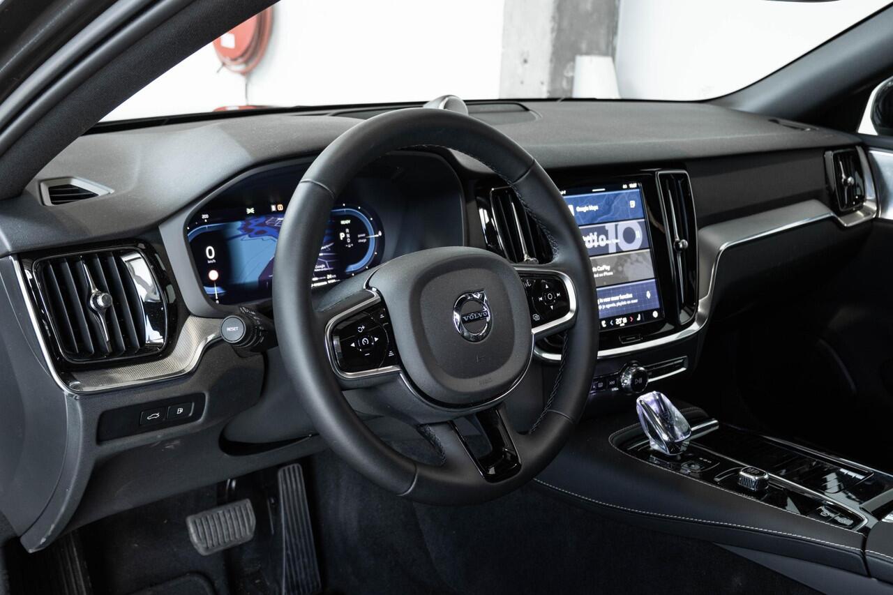 Volvo V60 T8 Plug-in hybrid AWD Ultra Bright | Head-up display | Adaptieve Cruise Control met Pilot Assist | Premium audio by Bowers & Wilkins | Elektrisch bedienbaar panoramisch schuif/-kanteldak | Elektrische voorstoelen met geheugen | 360° Parkeercamera | Park A