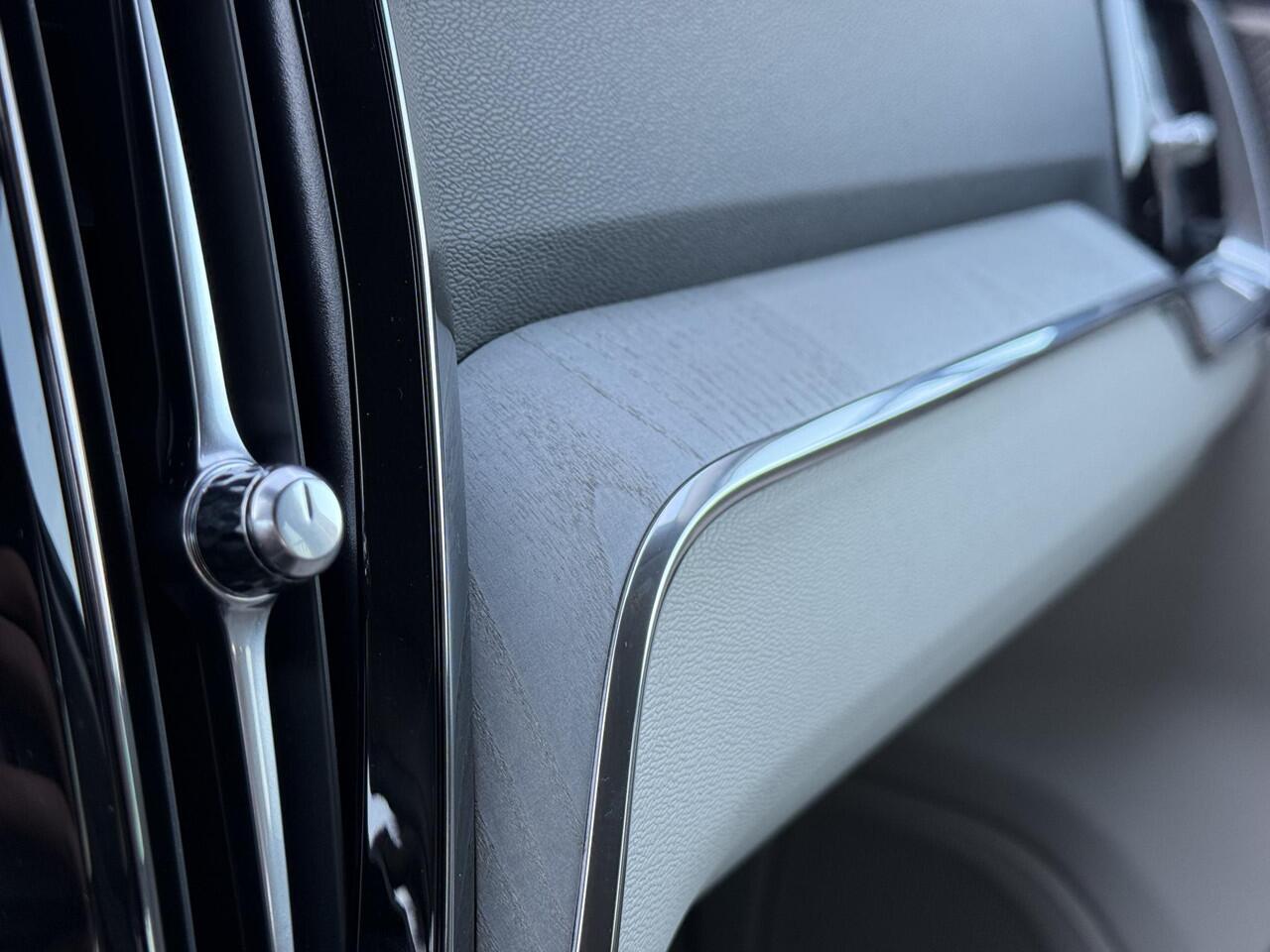 Volvo V60 2.0 T6 Plug-in hybrid AWD Plus Dark | Blond leder | Long range |19" Diamond cut velgen | Trekhaak | Harman/Kardon | Adaptieve Cruise Controle | Blis | Leder | Stoel+Stuur verwarming |