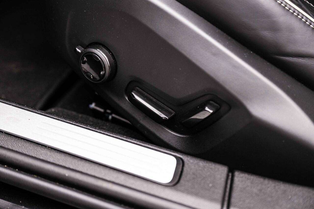 Volvo V60 2.0 T8 Plug-in hybrid AWD Ultra Dark Performance Edition | Heico Body Kit | 21" Polestar Velgen | Donker Glas | Trekhaak | Polestar Tuning | Uniek |