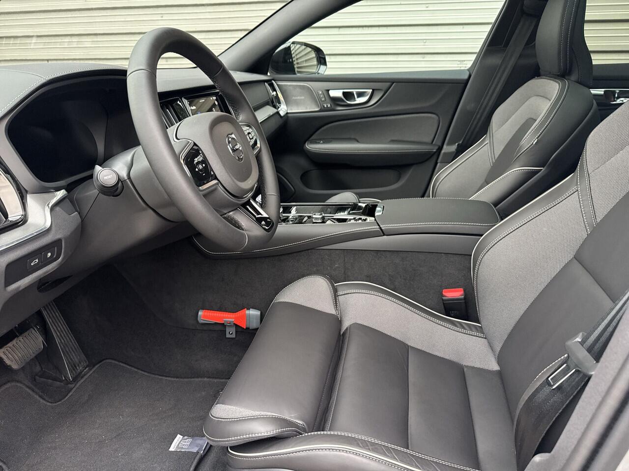 Volvo V60 T6 Plug-in hybrid AWD Ultra Dark / Custom made Black Sheep uitvoering / Exterior Styling Kit / 19" Glossy Black /