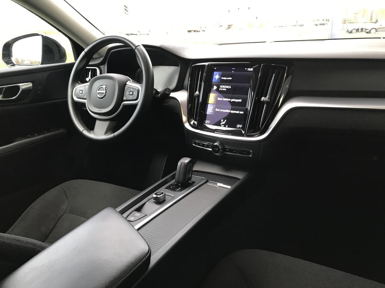 Volvo V60 2.0 B3 Momentum Advantage Automaat | Rijklaar incl 12 mnd Bovag | Carplay Darktint Trekhaak DAB