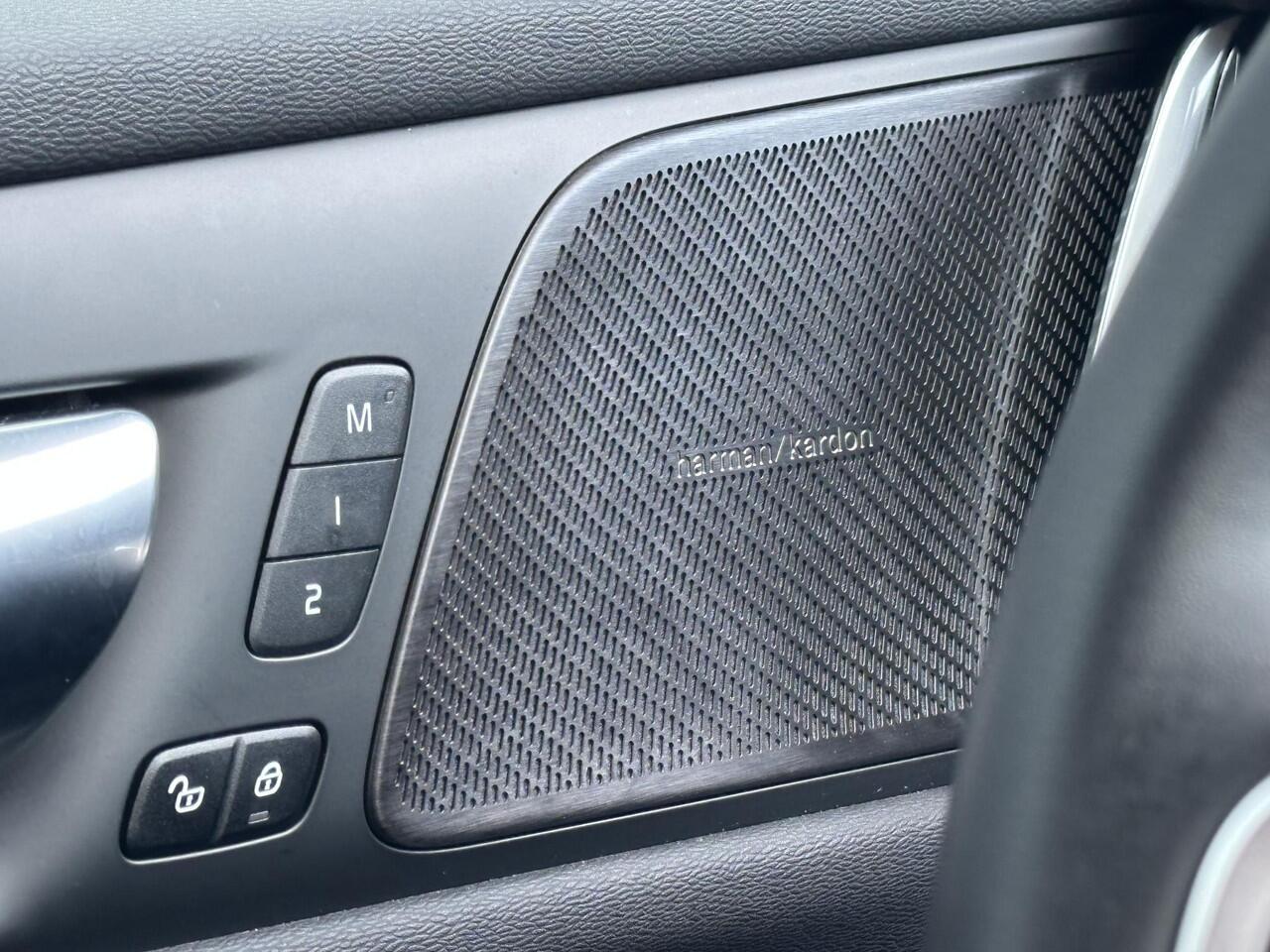 Volvo V60 2.0 T6 Plug-in hybrid AWD Plus Dark Adaptieve cruise control / BLIS / 360 camera / elektr. verst. Contourstoelen / stuur-,stoel-, voorruit verw. / Harman Kardon audio / Trekhaak / Keyless drive / All season banden