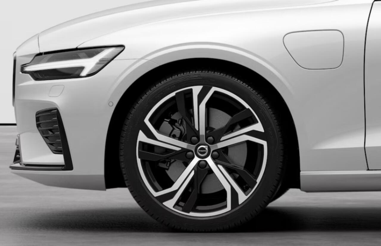 Volvo V60 T8 455PK Automaat AWD Plus Perform. Ed. Dark Polestar Optimalisatie / Glossy black Logo voor en achterzijde / Long Range / 360 Camera / Harman Kardon audio / Head-up display / Panorama dak / Apple carplay / Android auto /