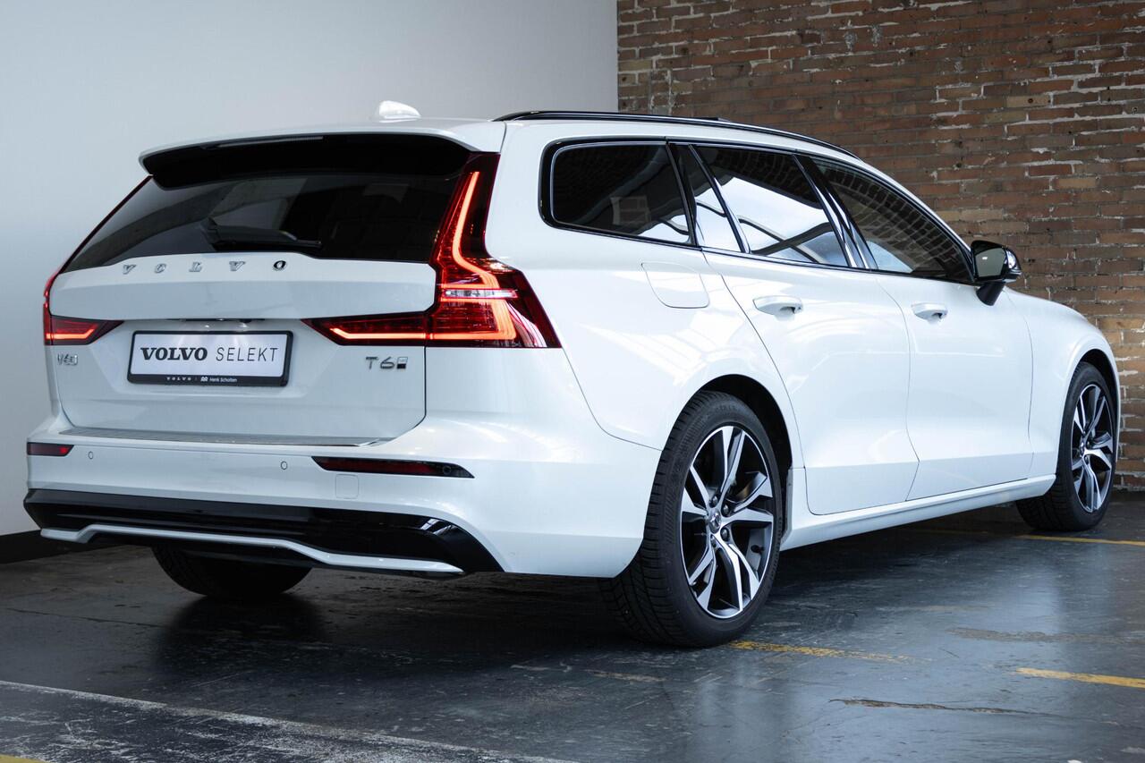 Volvo V60 T6 Automaat Plug-in hybrid AWD Ultra Dark | Panoramadak | Harman Kardon Premium Audio | Lederen bekleding | Parkeercamera | Google Infotainment | Stoelverwarming | Stuurwielverwarming | Semi-Elektrische inklapbare trekhaak