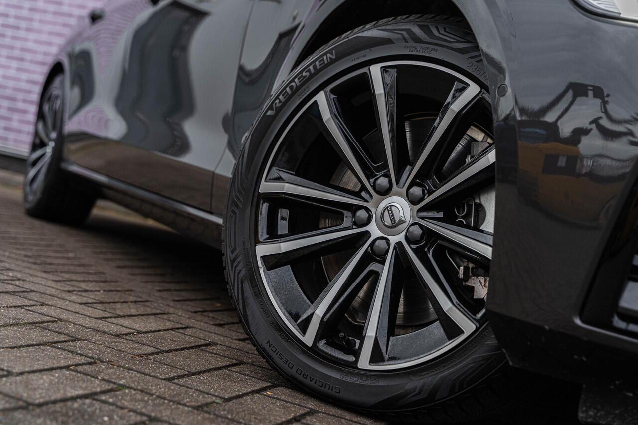 Volvo V60 T6 Plug-in hybrid AWD Plus Dark | Harman Kardon Audio | Trekhaak | Stoel- / Stuurverwarming Voor + Achter | 360 Camera | Adaptive Cruise | Long Range | Google | Carplay | Dodehoekdetectie