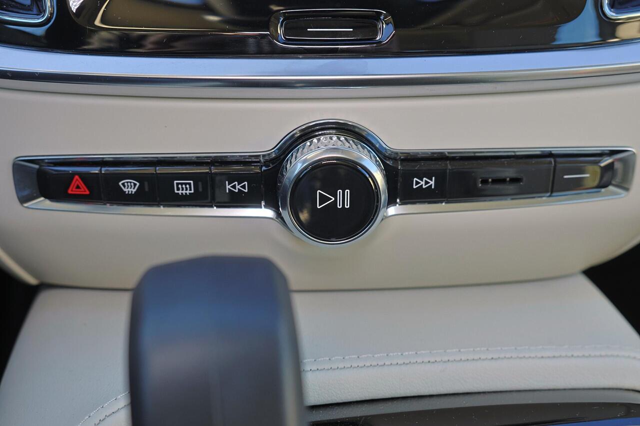 Volvo V60 T6 Recharge AWD Core - IntelliSafe Assist & Surround - 360º Camera - Harman/Kardon audio - Adaptieve LED koplampen - Verwarmde voorstoelen, stuur & achterbank - Parkeersensoren voor & achter - Elektr. bedienb. voorstoelen met geheugen - 19' LMV