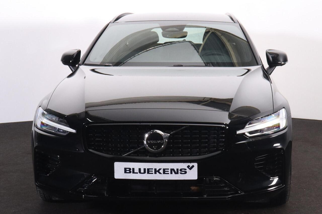 Volvo V60 T6 Recharge AWD Plus Dark - IntelliSafe Assist & Surround - 360º Camera - Harman/Kardon audio - Verwarmde voorstoelen, stuur & achterbank - Parkeersensoren voor & achter - Elektr. bedienb. voorstoelen met geheugen - Elektr. inklapbare trekhaak - 18' LMV