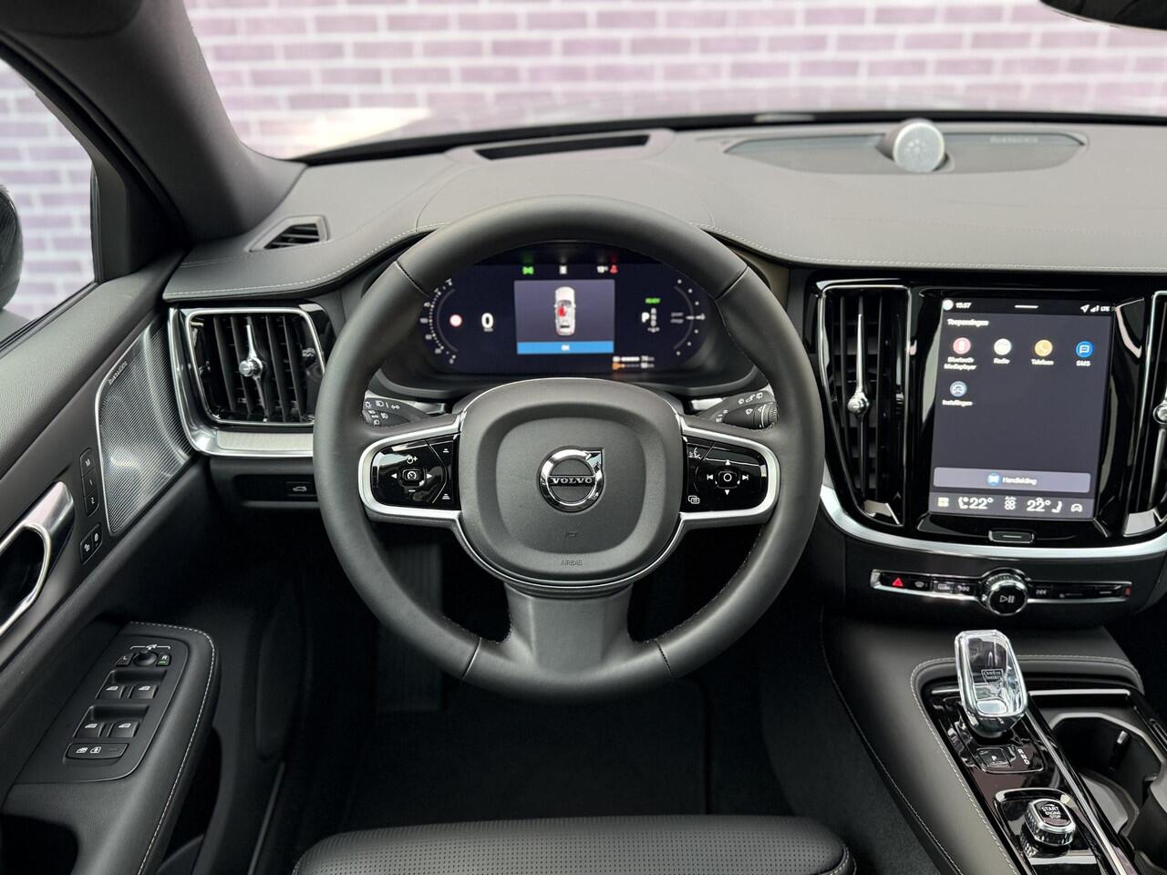 Volvo V60 2.0 T8 Plug-in hybrid AWD Ultra Dark | Bowers & Wilkins | Zwarte hemel | Massage | Stoel ventilatie + Verwarming | Panorama Schuifdak | HUD | Adaptieve Cruise | BLIS | 360° Camera |