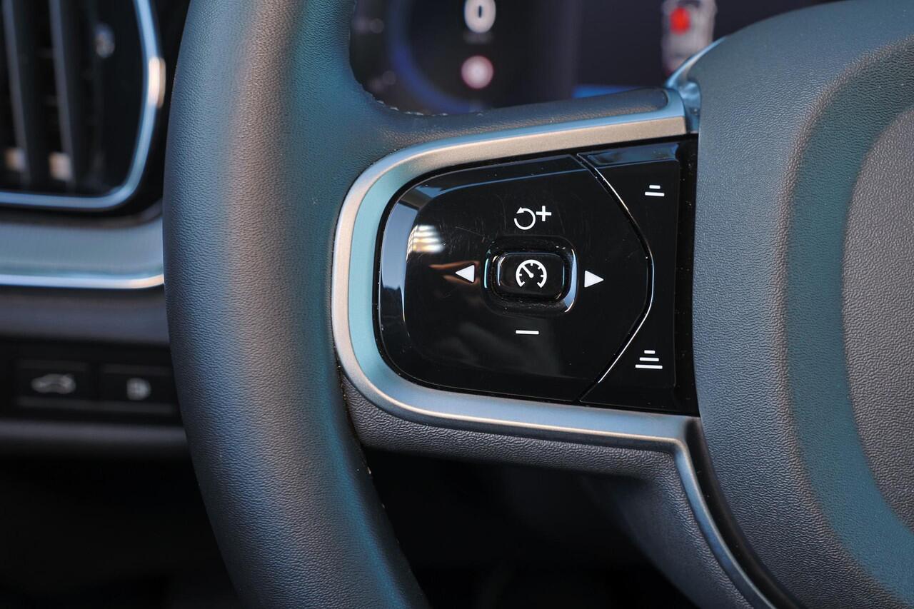 Volvo V60 T6 Recharge AWD Plus Dark - IntelliSafe Assist & Surround - 360º Camera - Harman/Kardon audio - Adaptieve LED koplampen - Verwarmde voorstoelen, stuur & achterbank - Parkeersensoren voor & achter - Elektr. bedienb. voorstoelen met geheugen - Extra getint 