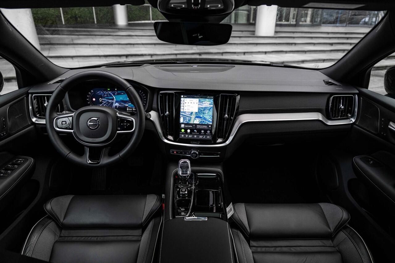 Volvo V60 2.0 T8 Plug-in hybrid AWD Ultra Dark Performance Edition | Heico Body Kit | 21" Polestar Velgen | Donker Glas | Trekhaak | Polestar Tuning | Uniek |