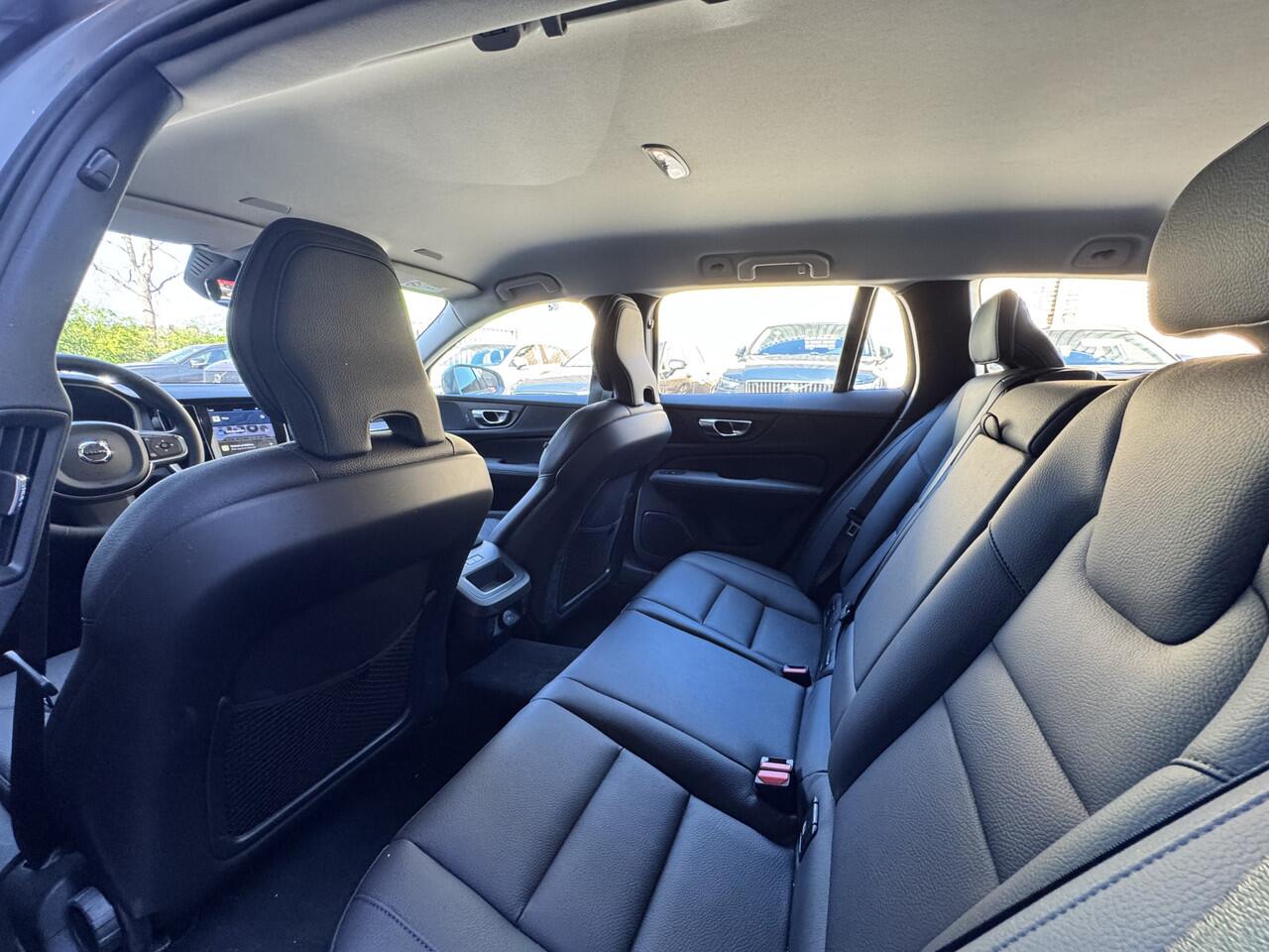 Volvo V60 2.0 B3 Automaat Essential Climate | Driver Assist | Driver Awareness | Park Assist | Leder