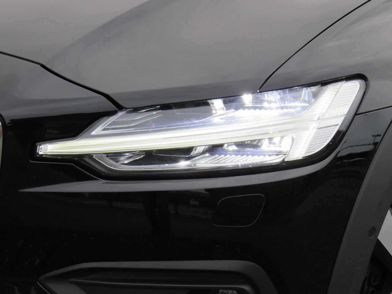 Volvo V60 CROSS COUNTRY 2.0 B5 AWD Pro * Rijklaarprijs incl. garantie * Trekhaak * Panoramadak * Leder * Adaptive Cruise * Led * 360 Camera *