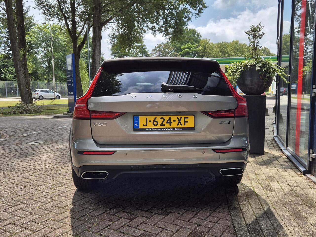 Volvo V60 CROSS COUNTRY 2.0 B5 AWD Pro AUTOMAAT | Afn. Trekhaak | Panodak | Adapt. Cruise Control | LM Velgen | Climate Control