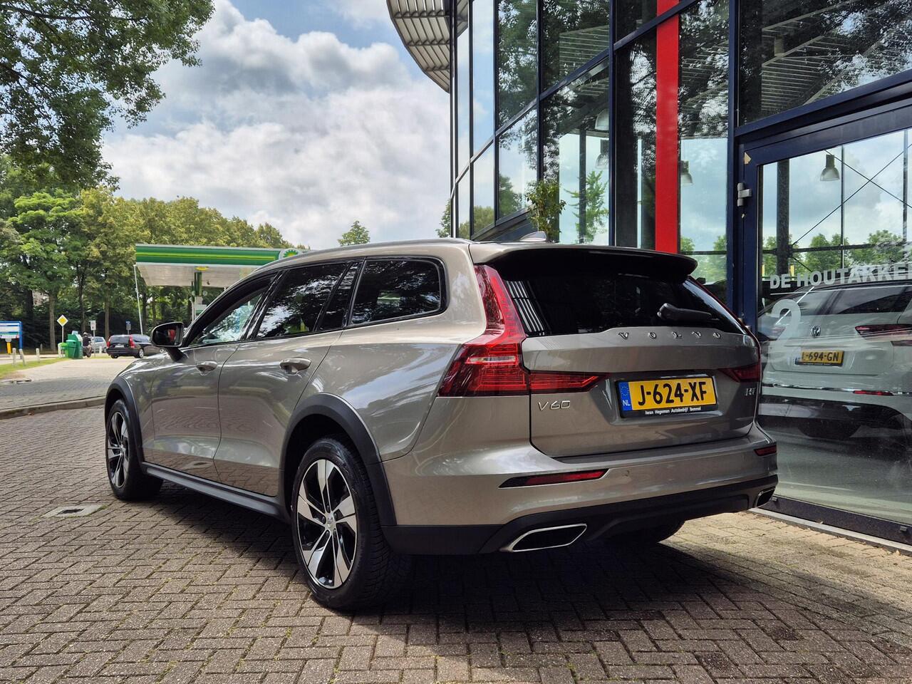 Volvo V60 CROSS COUNTRY 2.0 B5 AWD Pro AUTOMAAT | Afn. Trekhaak | Panodak | Adapt. Cruise Control | LM Velgen | Climate Control