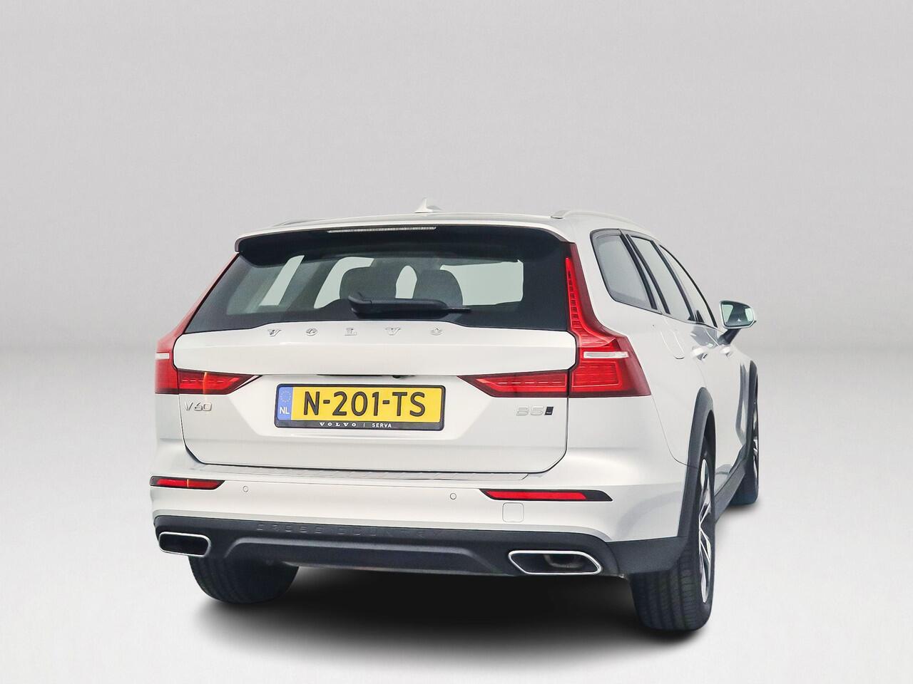 Volvo V60 CROSS COUNTRY B5 AWD Pro | Parkeercamera | Stoel- en Stuurverwarming | Trekhaak