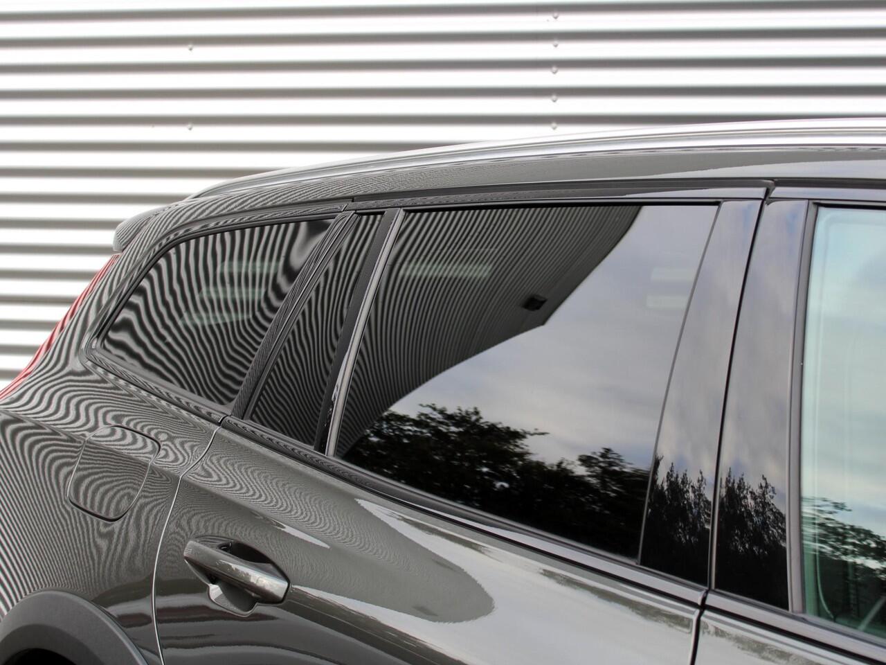 Volvo V60 CROSS COUNTRY 2.0 B5 AWD Pro Automaat / Trekhaak / Leder interieur / Privacy Glass / DAB