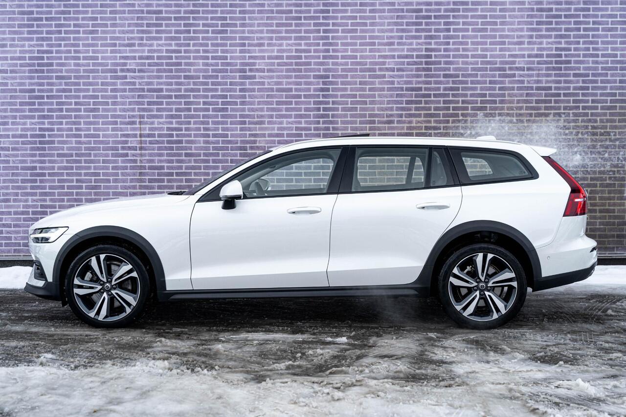 Volvo V60 CROSS COUNTRY 2.0 B5 AWD Ultimate | Bowers & Wilkins audio | Voorstoelen met massagefunctie | 20" | Stoel-/Stuurverwarming | Trekhaak | Gelamineerd glas | 360 Camera | Standkachel | Keyless Entry | Dodehoekdetectie | Google | Volvo On Call | Carplay |