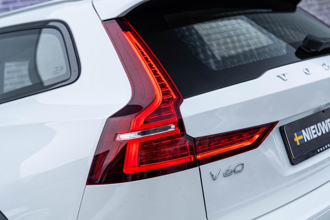 Volvo V60 CROSS COUNTRY B5 AWD Ultimate | Bowers & Wilkins audio | Voorstoelen met massagefunctie | 20" | Stoel-/Stuurverwarming | Trekhaak | Gelamineerd glas | 360 Camera | Standkachel | Keyless Entry | Dodehoekdetectie | Google | Volvo On Call | Carplay |