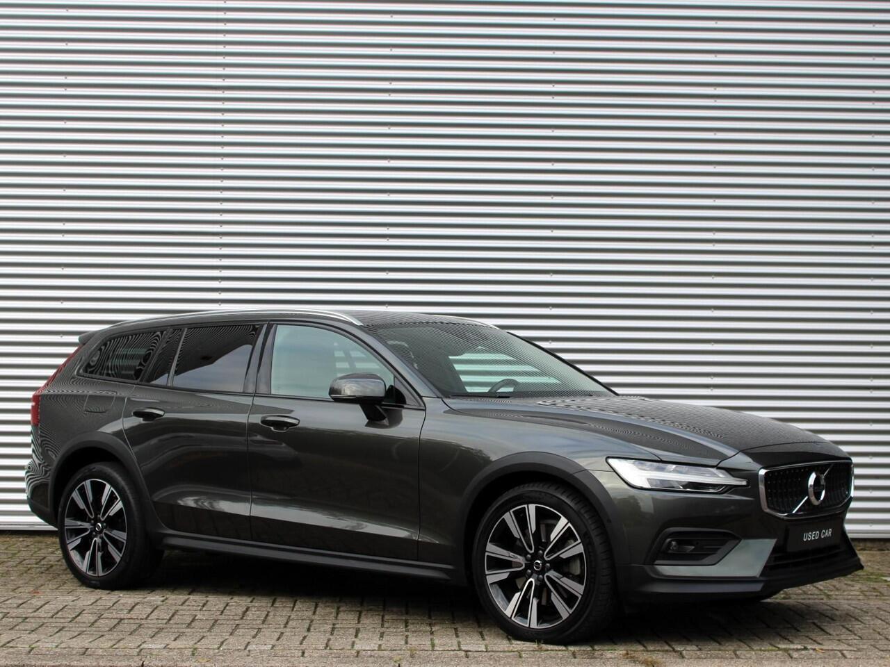 Volvo V60 CROSS COUNTRY 2.0 B5 AWD Pro Automaat / Trekhaak / Leder interieur / Privacy Glass / DAB