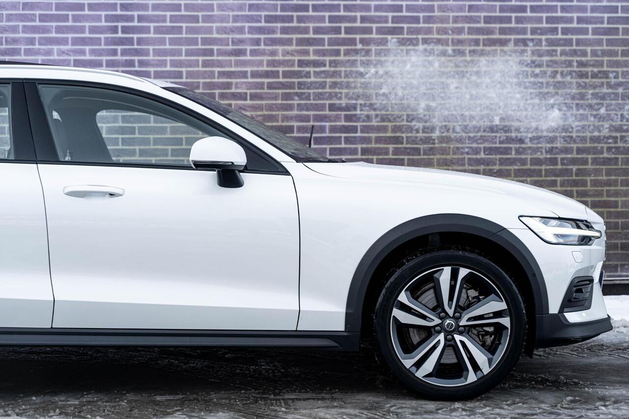 Volvo V60 CROSS COUNTRY B5 AWD Ultimate | Bowers & Wilkins audio | Voorstoelen met massagefunctie | 20" | Stoel-/Stuurverwarming | Trekhaak | Gelamineerd glas | 360 Camera | Standkachel | Keyless Entry | Dodehoekdetectie | Google | Volvo On Call | Carplay |