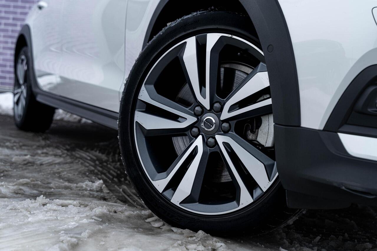 Volvo V60 CROSS COUNTRY B5 AWD Ultimate | Bowers & Wilkins audio | Voorstoelen met massagefunctie | 20" | Stoel-/Stuurverwarming | Trekhaak | Gelamineerd glas | 360 Camera | Standkachel | Keyless Entry | Dodehoekdetectie | Google | Volvo On Call | Carplay |