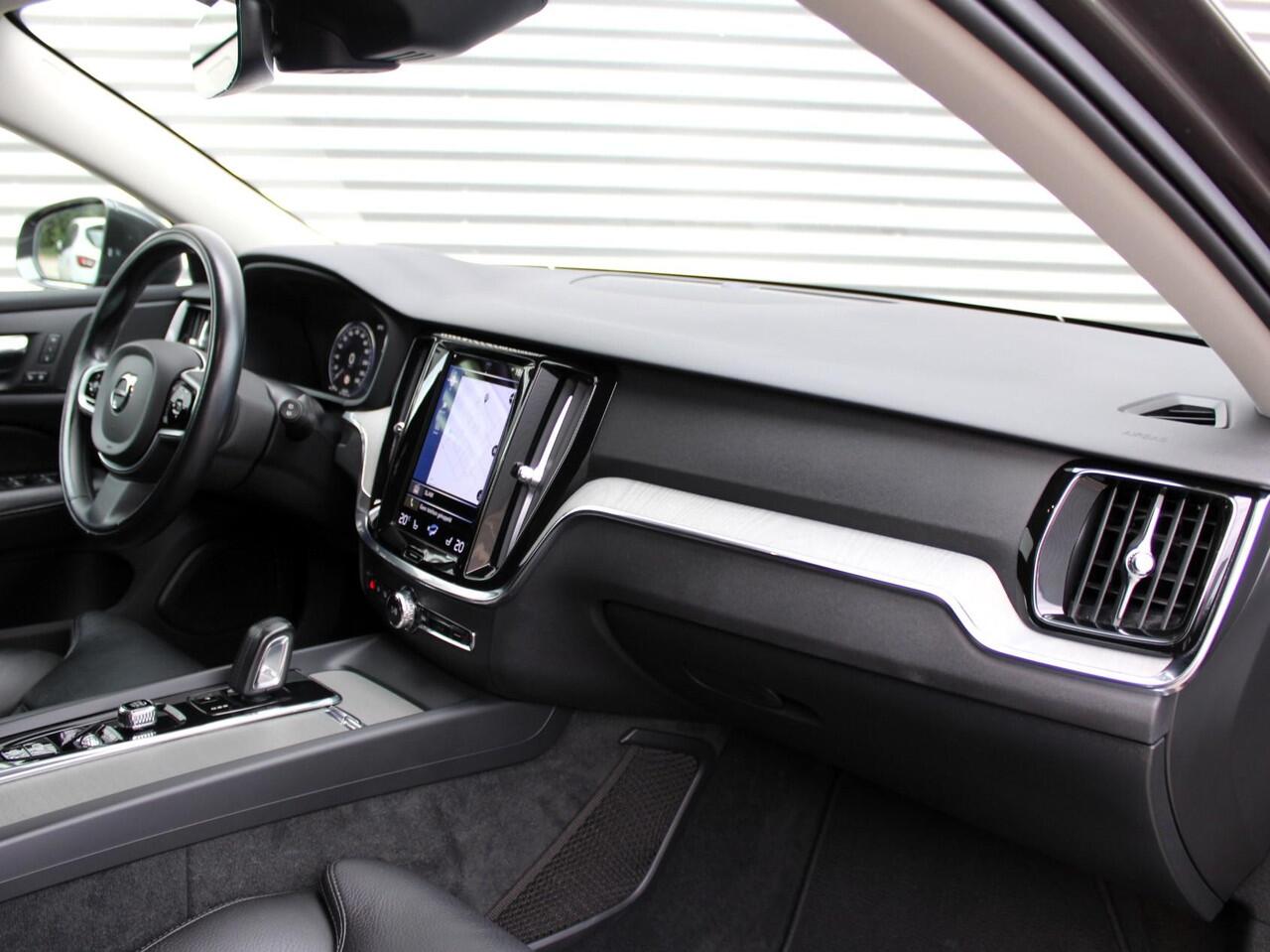 Volvo V60 CROSS COUNTRY 2.0 B5 AWD Pro Automaat / Trekhaak / Leder interieur / Privacy Glass / DAB