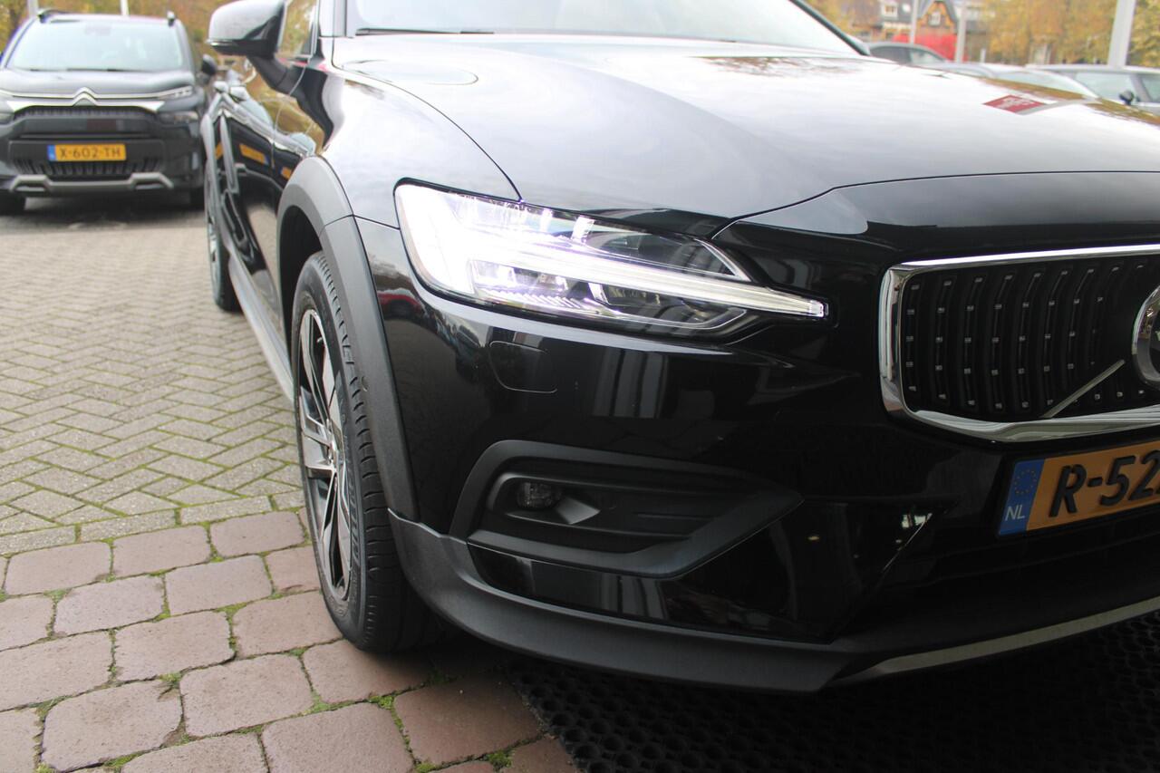Volvo V60 CROSS COUNTRY 2.0 B5 250PK CROSSCOUNTRY AWD Ultimate AWD (VIERWIELAANDRIJVING) | PANORAMISCH SCHUIF/KANTELDAK | PARKEERVERWARMING MET TIMER (STANDKACHEL) | MORITZ LEDEREN BEKLEDING MET COMFORTSTOELEN EN DUAL TONE LEDEREN STUURWIEL | ELEKTRISCH VERSTELBARE VOORSTOELEN M