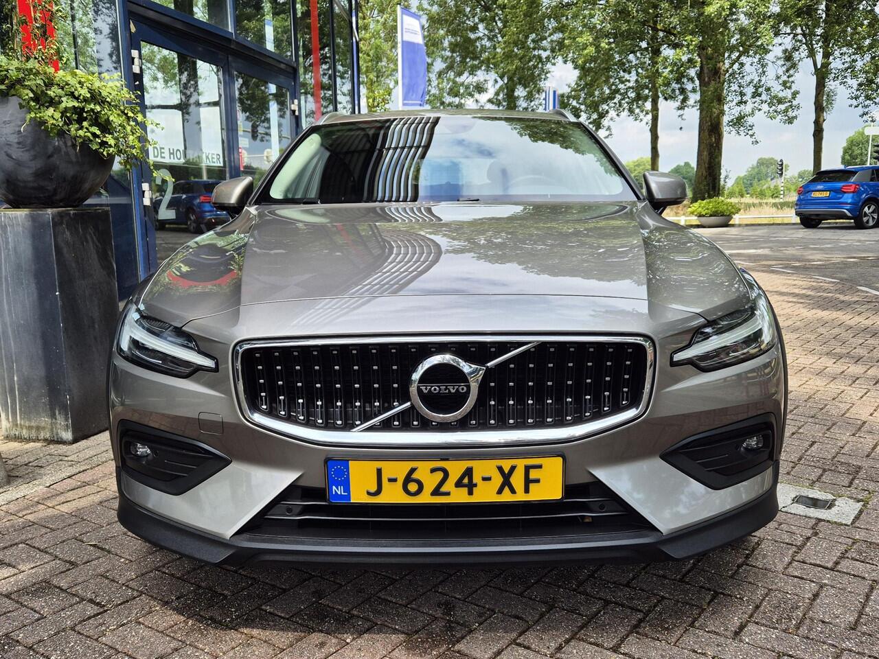 Volvo V60 CROSS COUNTRY 2.0 B5 AWD Pro AUTOMAAT | Afn. Trekhaak | Panodak | Adapt. Cruise Control | LM Velgen | Climate Control