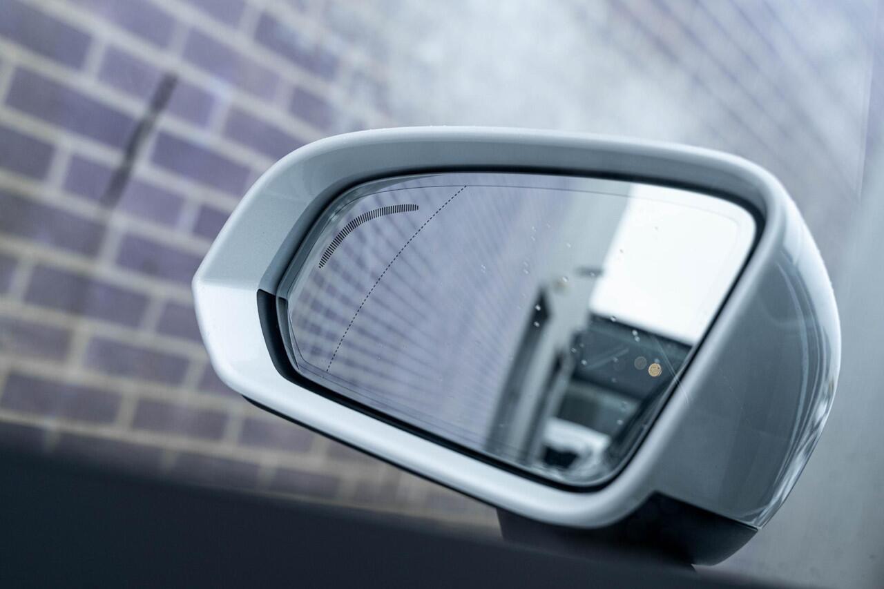 Volvo V60 CROSS COUNTRY B5 AWD Ultimate | Bowers & Wilkins audio | Voorstoelen met massagefunctie | 20" | Stoel-/Stuurverwarming | Trekhaak | Gelamineerd glas | 360 Camera | Standkachel | Keyless Entry | Dodehoekdetectie | Google | Volvo On Call | Carplay |