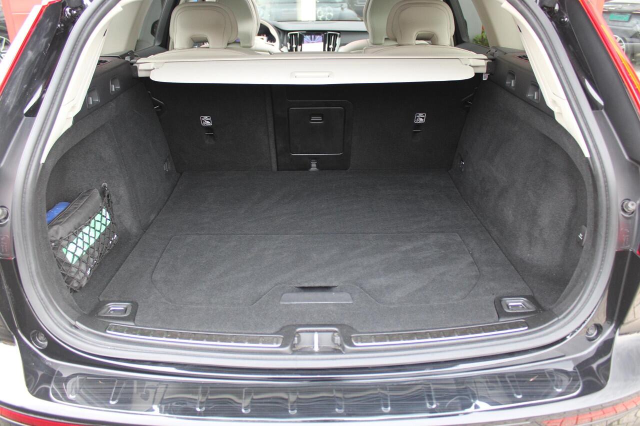 Volvo V60 CROSS COUNTRY 2.0 B5 250PK CROSSCOUNTRY AWD Ultimate AWD (VIERWIELAANDRIJVING) | PANORAMISCH SCHUIF/KANTELDAK | PARKEERVERWARMING MET TIMER (STANDKACHEL) | MORITZ LEDEREN BEKLEDING MET COMFORTSTOELEN EN DUAL TONE LEDEREN STUURWIEL | ELEKTRISCH VERSTELBARE VOORSTOELEN M