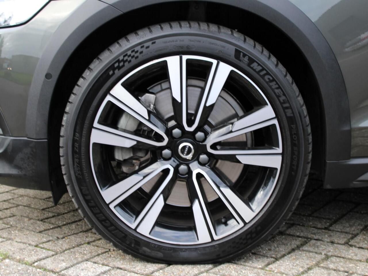 Volvo V60 CROSS COUNTRY 2.0 B5 AWD Pro Automaat / Trekhaak / Leder interieur / Privacy Glass / DAB