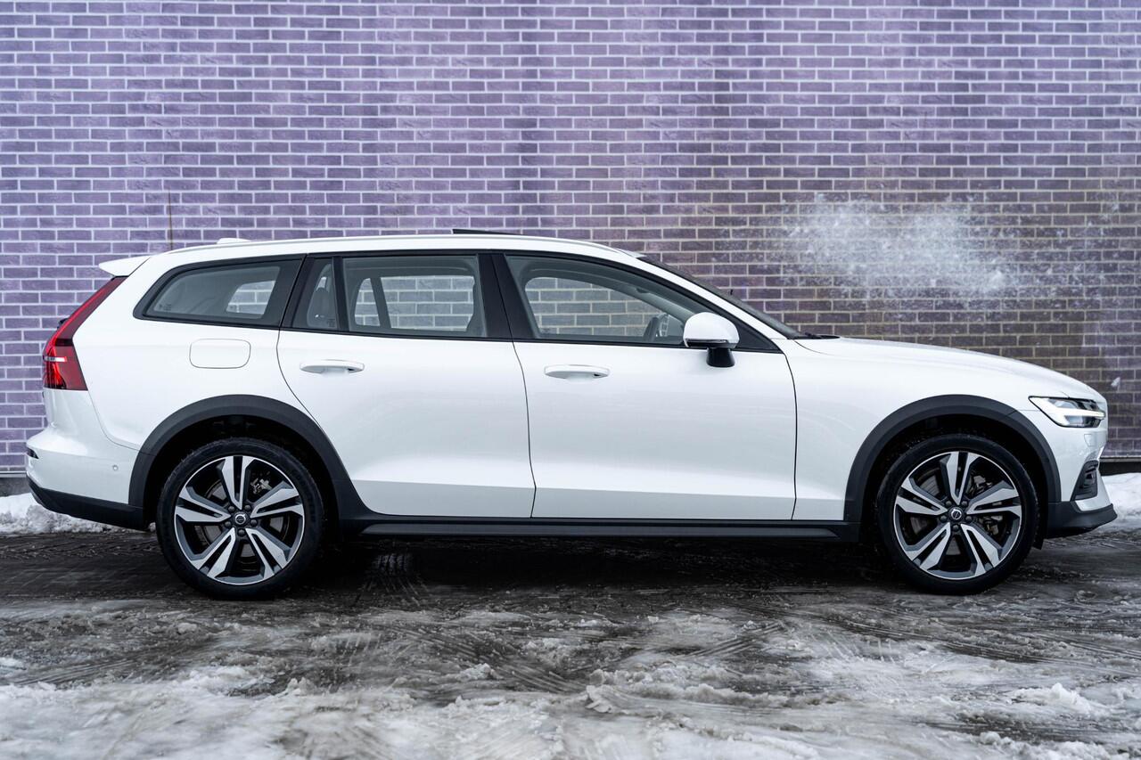 Volvo V60 CROSS COUNTRY B5 AWD Ultimate | Bowers & Wilkins audio | Voorstoelen met massagefunctie | 20" | Stoel-/Stuurverwarming | Trekhaak | Gelamineerd glas | 360 Camera | Standkachel | Keyless Entry | Dodehoekdetectie | Google | Volvo On Call | Carplay |