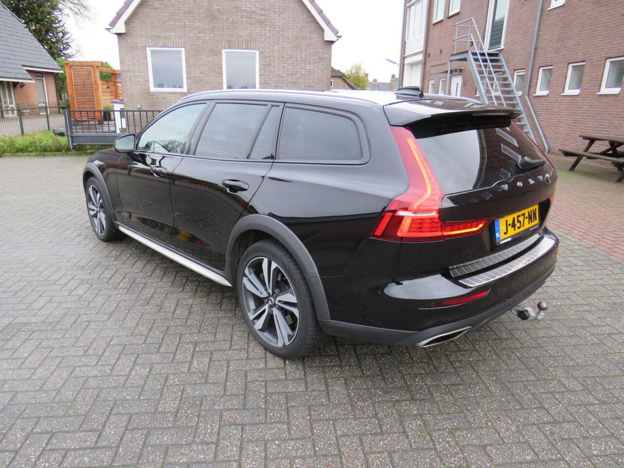 Volvo V60 CROSS COUNTRY 2.0 B5 AWD Pro * Rijklaarprijs incl. garantie * Trekhaak * Panoramadak * Leder * Adaptive Cruise * Led * 360 Camera *
