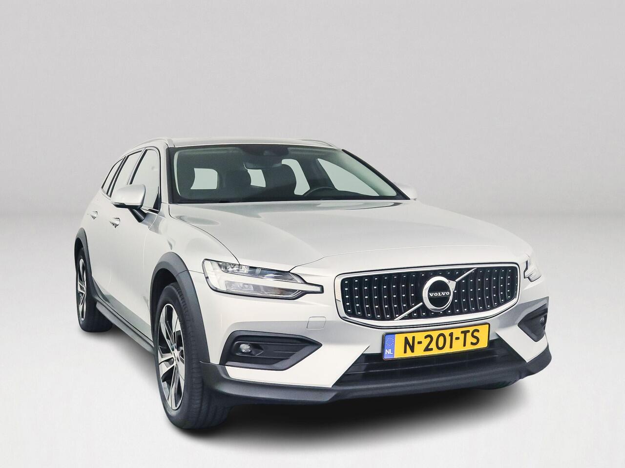 Volvo V60 CROSS COUNTRY B5 AWD Pro | Parkeercamera | Stoel- en Stuurverwarming | Trekhaak