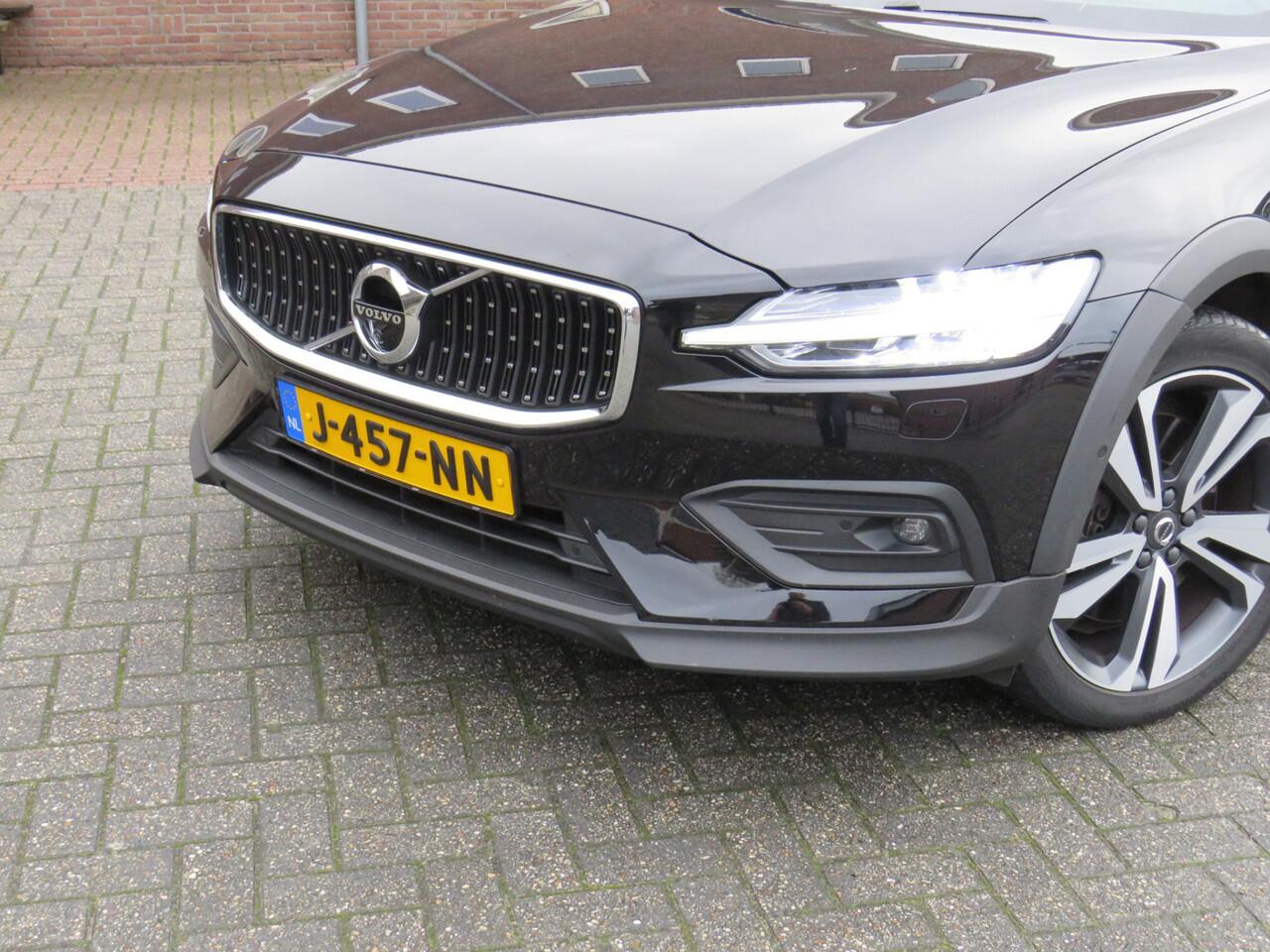 Volvo V60 CROSS COUNTRY 2.0 B5 AWD Pro * Rijklaarprijs incl. garantie * Trekhaak * Panoramadak * Leder * Adaptive Cruise * Led * 360 Camera *