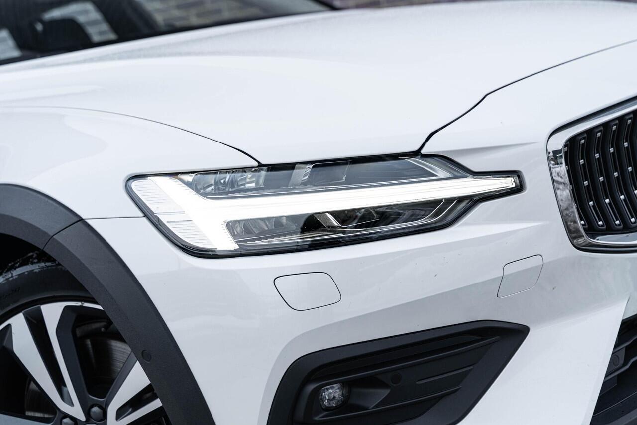 Volvo V60 CROSS COUNTRY B5 AWD Ultimate | Bowers & Wilkins audio | Voorstoelen met massagefunctie | 20" | Stoel-/Stuurverwarming | Trekhaak | Gelamineerd glas | 360 Camera | Standkachel | Keyless Entry | Dodehoekdetectie | Google | Volvo On Call | Carplay |