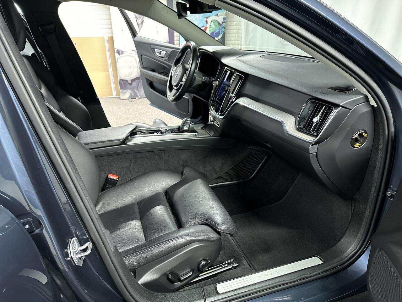 Volvo V60 CROSS COUNTRY 2.0 B5 AWD Pro Automaat | Trekhaak | Leder | Memory