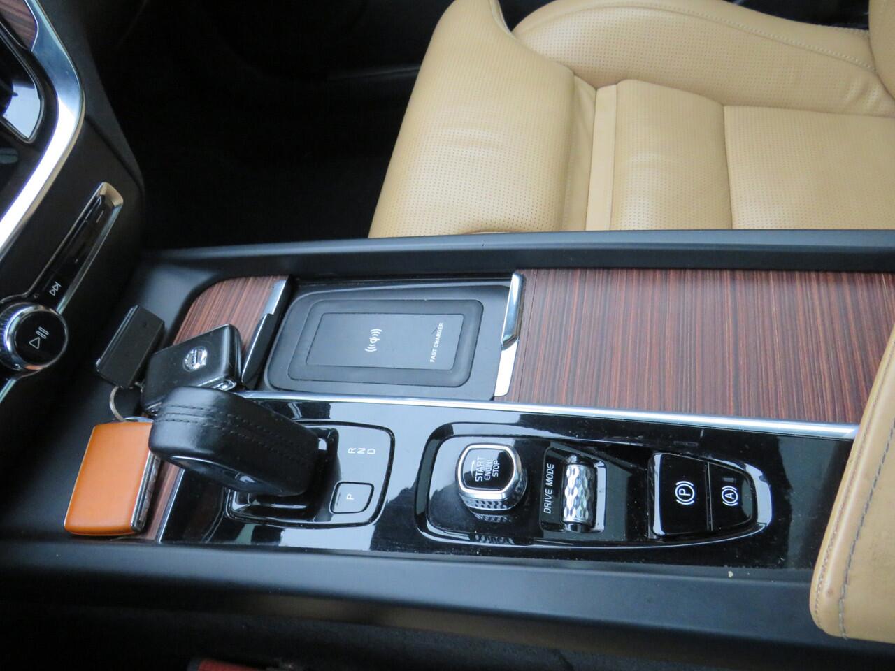 Volvo V60 CROSS COUNTRY 2.0 B5 AWD Pro * Rijklaarprijs incl. garantie * Trekhaak * Panoramadak * Leder * Adaptive Cruise * Led * 360 Camera *